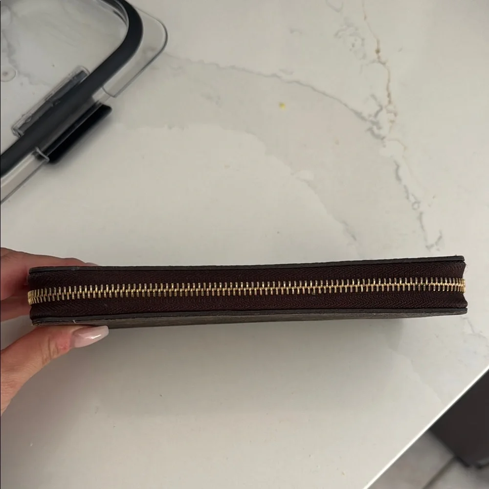 Louis Vuitton Brown Monogram Wallet  

The Zippy Wallet - Picture 5 of 11